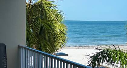 Gulf view Cozy 2b2ba condo on the beach!