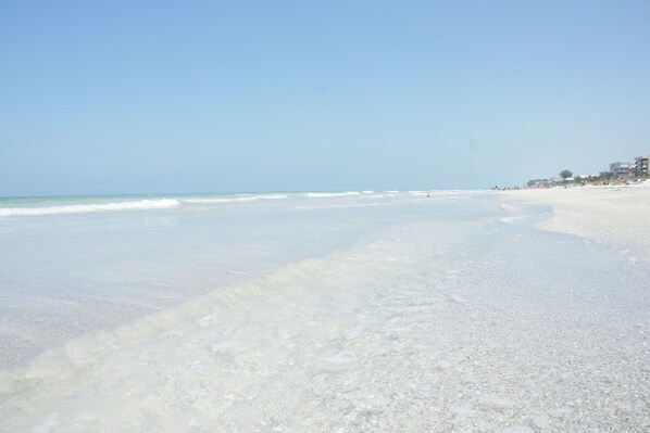 På stranden, solsenger og strandhåndklær