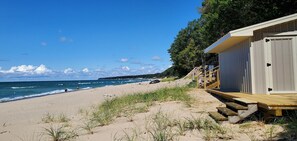 Playa en los alrededores y camastros 