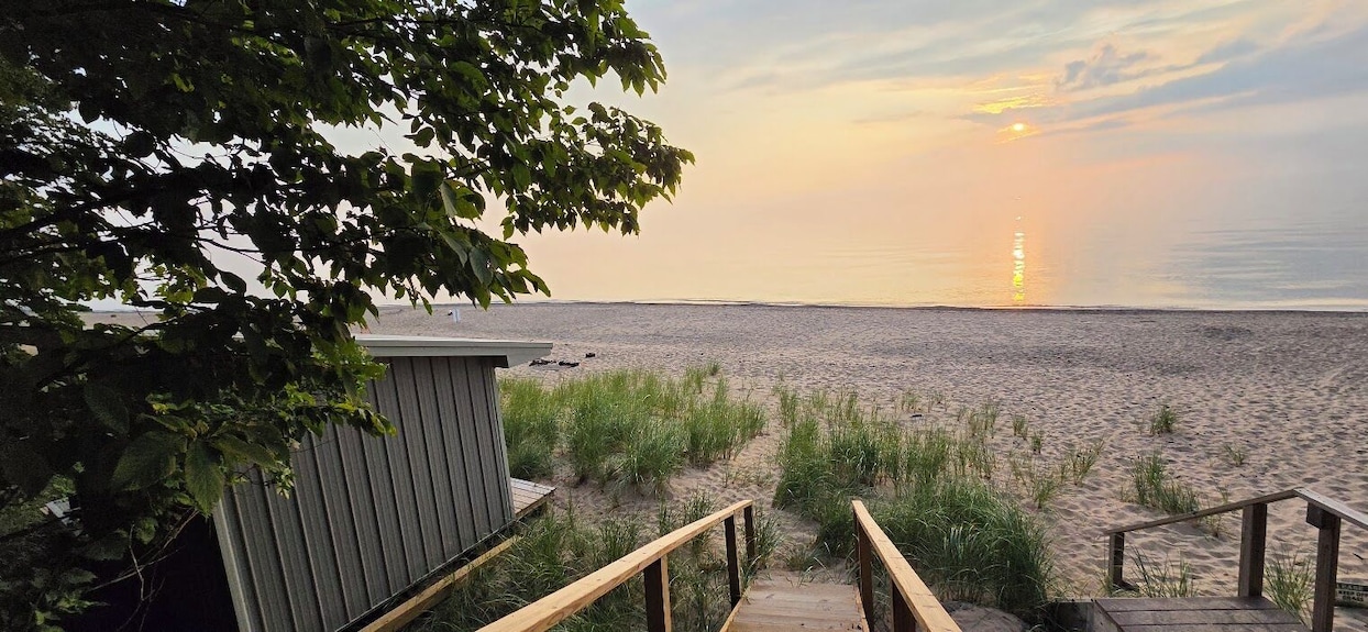 Lake Michigan cottage private beach. Book your fall getaway now. Reviews, Deals & Photos 2026 - Expedia.com
