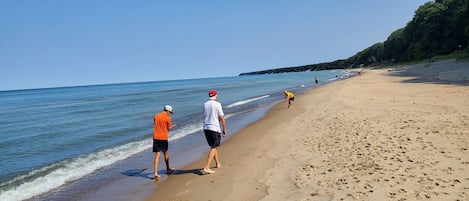 Vlak bij het strand, ligstoelen aan het strand