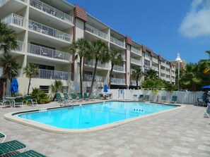 Alberca al aire libre y alberca climatizada