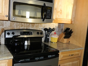 Refrigerador, microondas, horno y parrilla de estufa 