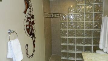 Ensemble douche/baignoire, sèche-cheveux, serviettes fournies, savon