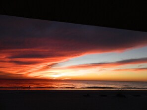 Na praia, espreguiçadeiras, toalhas de praia