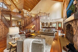 Smart TV, fireplace, DVD player, table football - CDAs Finest Secluded Waterfront Estate 7000 Sq ft 5 Forested Acres-Close to town (Post Falls)