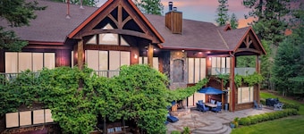 Elegant 7000 s / f Waterfront hjem på 5 Forested Acres CDA LakeRiver