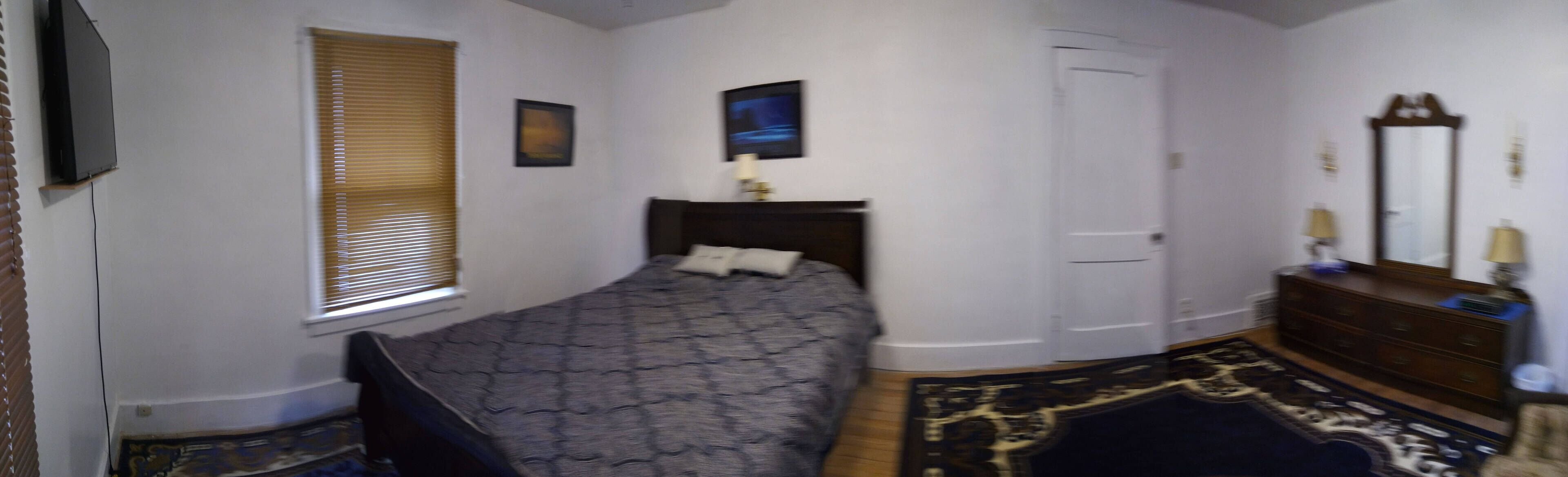 Home With Porch Swing (3.7 Miles from Notre Dame)