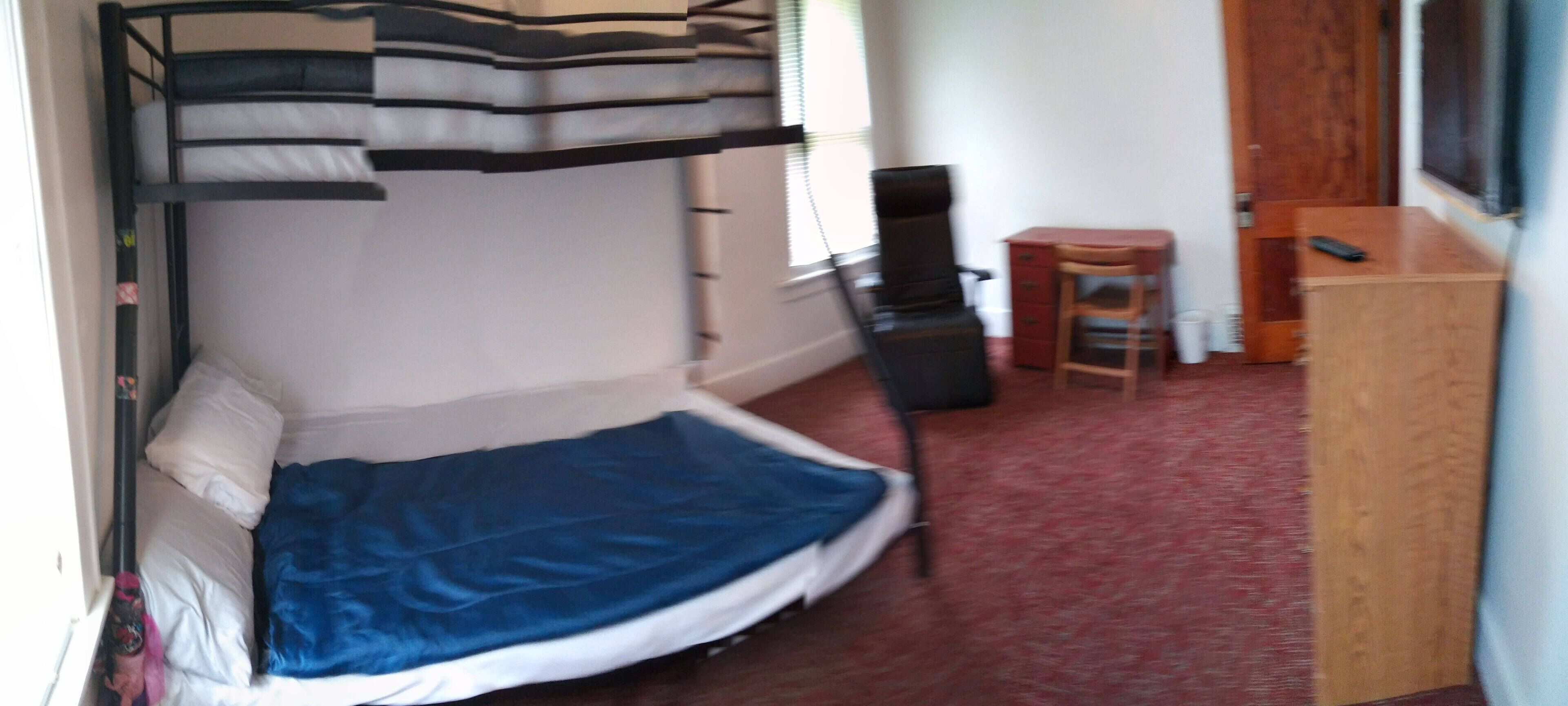 Home With Porch Swing (3.7 Miles from Notre Dame)