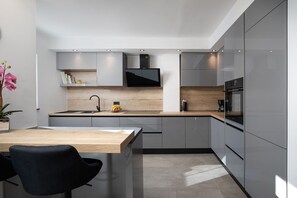 Fridge, oven, stovetop, dishwasher