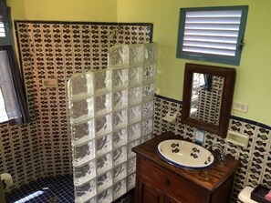 Dusj, hårføner, håndklær og såpe