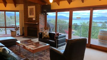 Una Smart TV, una chimenea, un reproductor de DVD, libros