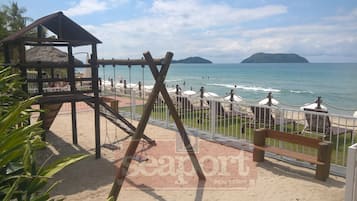 Na praia, espreguiçadeiras