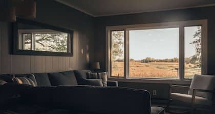 Cozy remodeled modern farmhouse for up to 10, with secondary room for up to 30