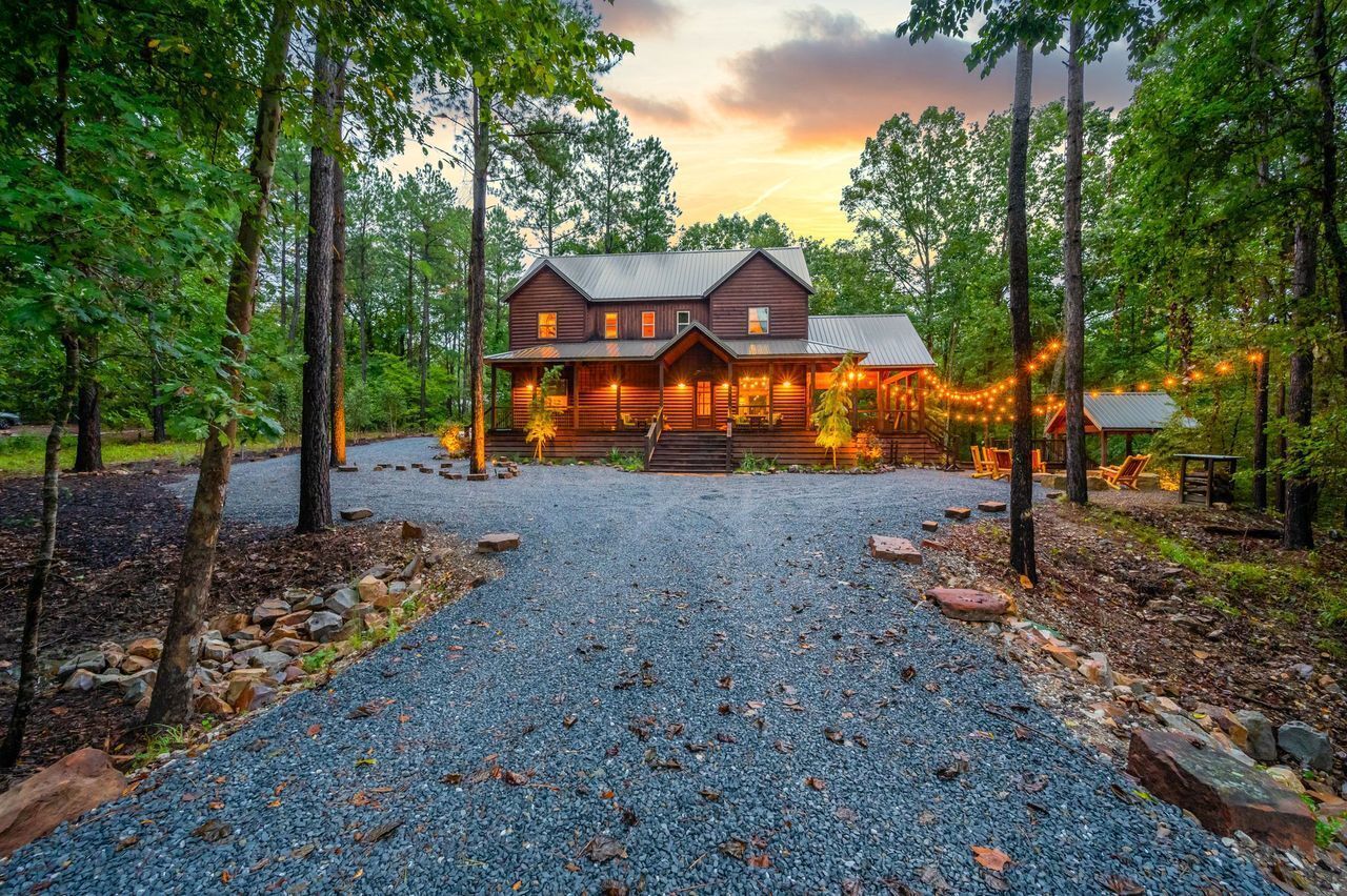 Welcome to Creekview Lodge! A  luxury cabin