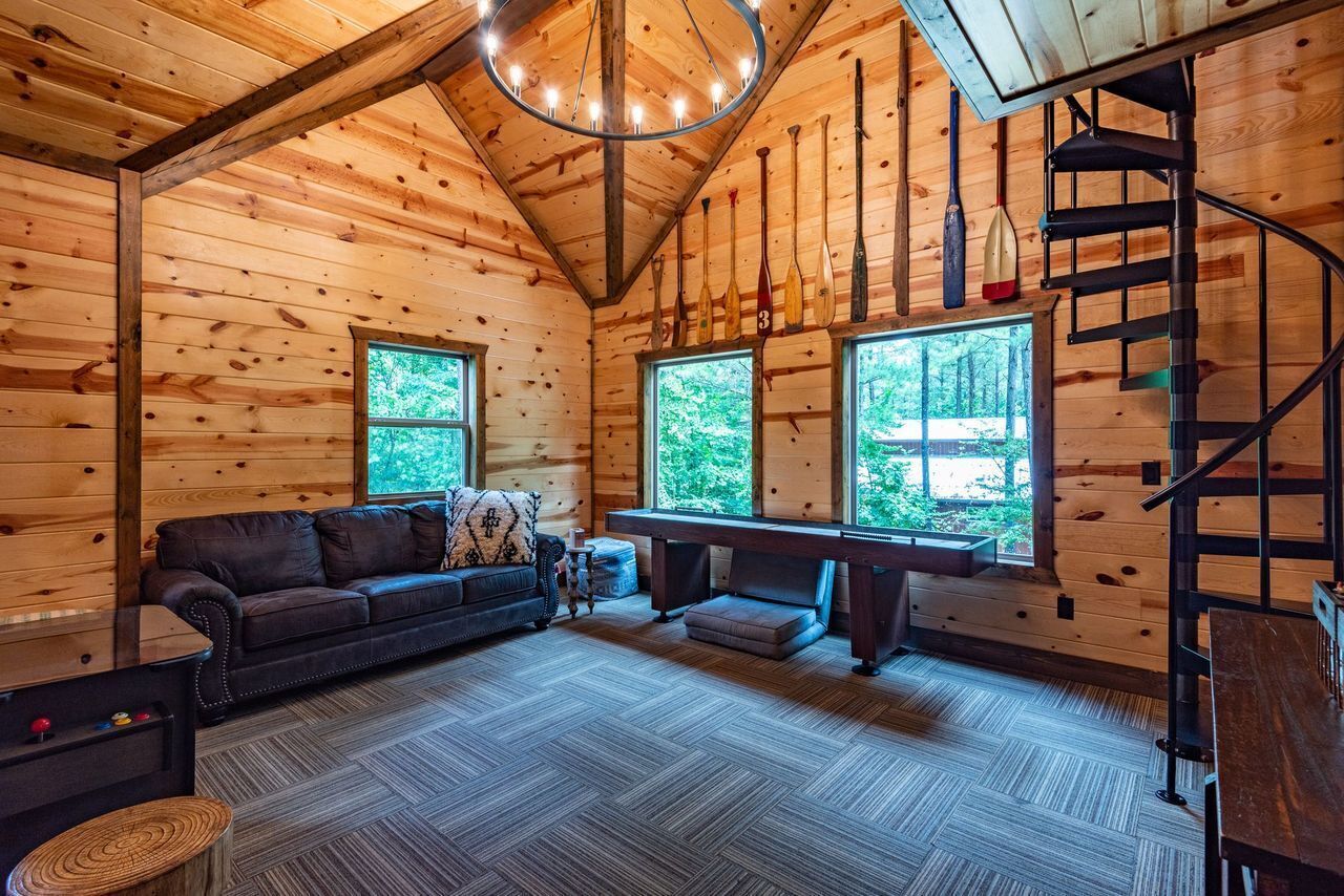 Welcome to Creekview Lodge! A  luxury cabin