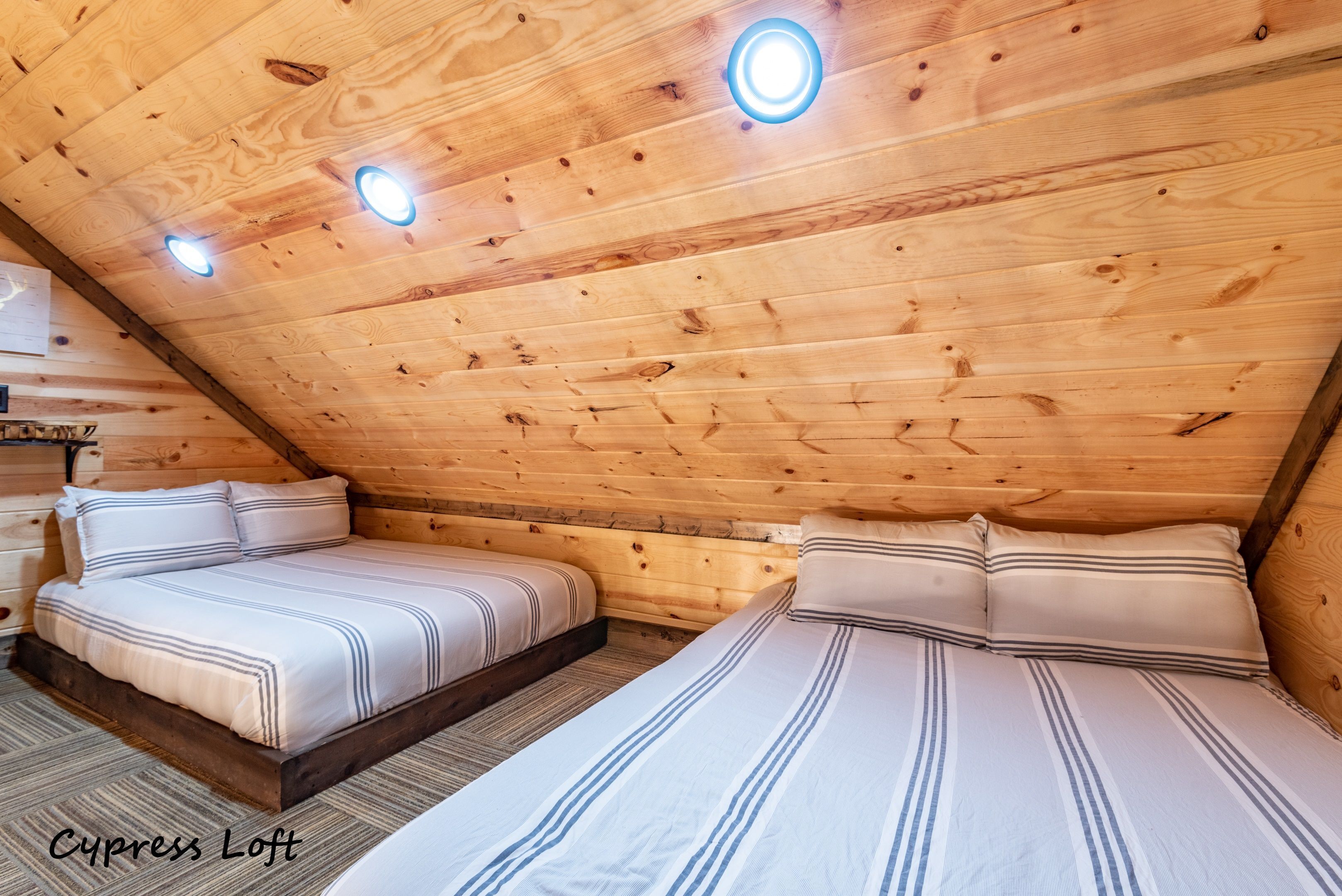 Welcome to Creekview Lodge! A  luxury cabin