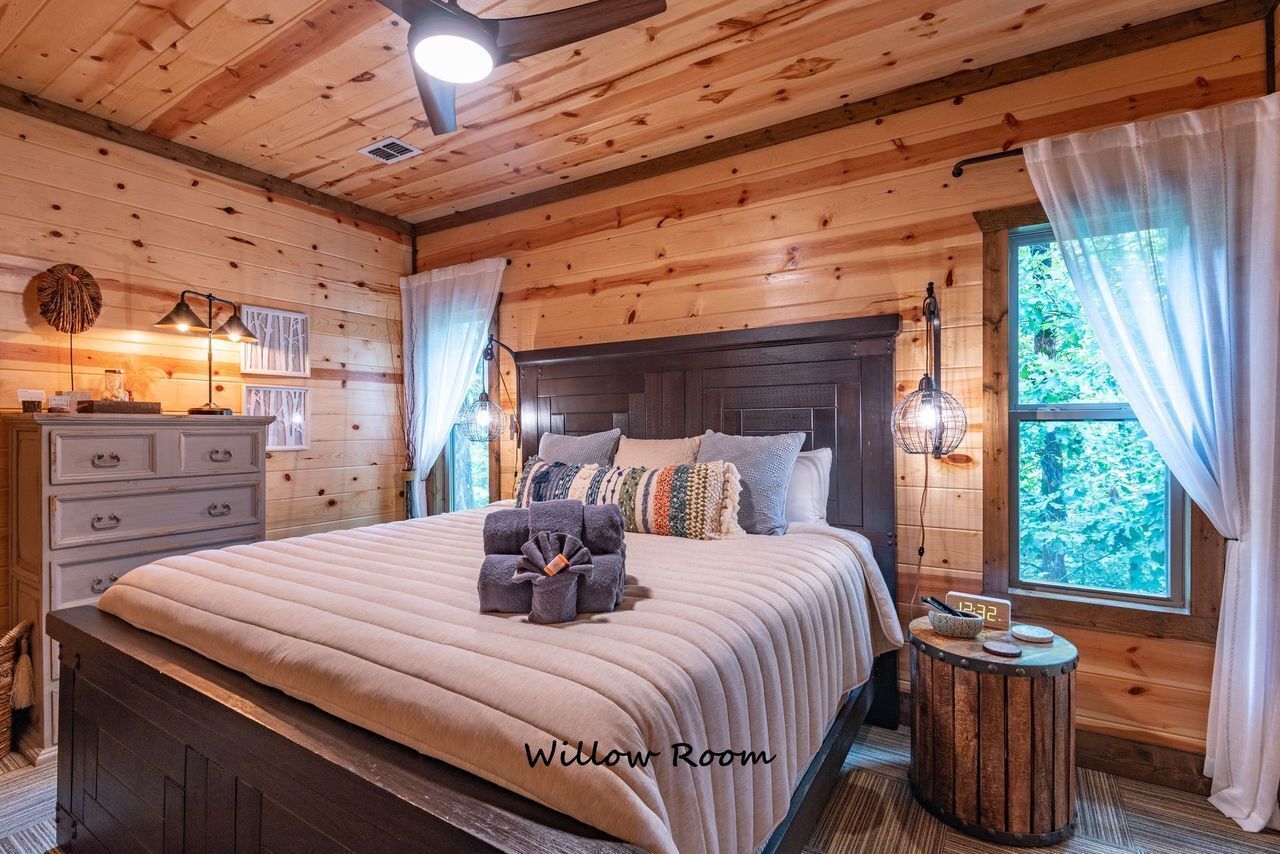 Welcome to Creekview Lodge! A  luxury cabin