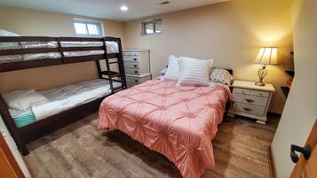 3 sovrum, skrivbord, strykjärn/strykbräda och resesäng