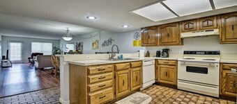 Relaxing, comfortable, neat, family friendly, walk to beach, close to everything