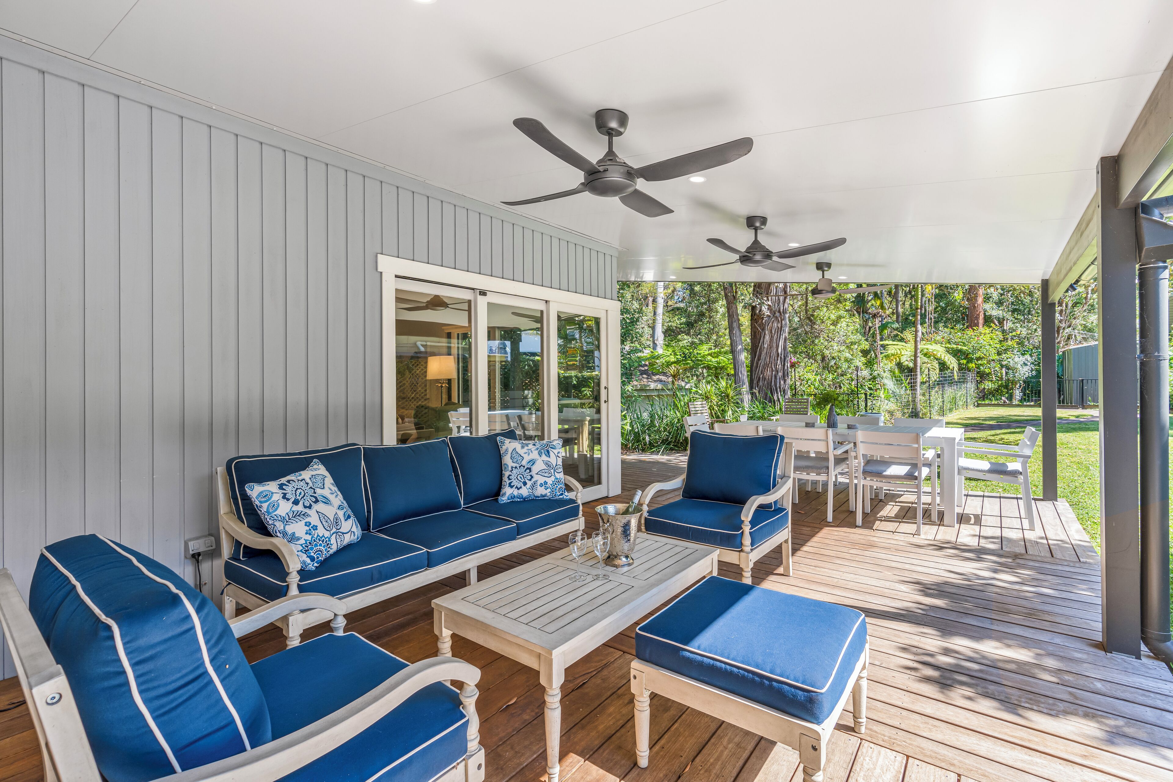 屋外ダイニングエリア