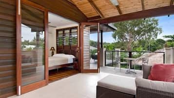 5 bedrooms, iron/ironing board, free WiFi, bed sheets