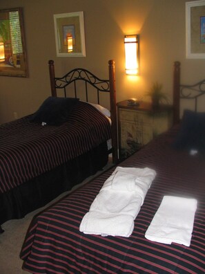 5 Schlafzimmer, Zimmersafe, Schreibtisch, Bügeleisen/Bügelbrett