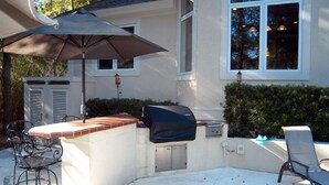 An outdoor patio with a grill, a table, chairs, and an umbrella. - 2 Master Suites. 80 Reviews.
Great Backyard. (Hitlon Head)