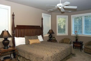 5 chambres, coffres-forts dans les chambres, bureau