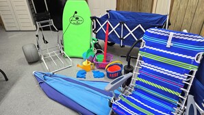 A room with a blue and purple striped bed, a green exercise mat, a blue and white patterned chair, and a small table with colorful items. - 2 Master Suites. 80 Reviews.
Great Backyard. (Hitlon Head)