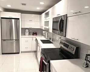 Réfrigérateur, micro-ondes, four, plaque de cuisson