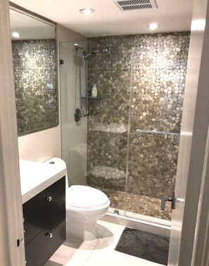 Douche, sèche-cheveux, serviettes fournies
