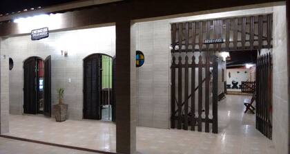 Kotiin allas ja pelihuone, ilmava ja mukava, lähellä rantaa.