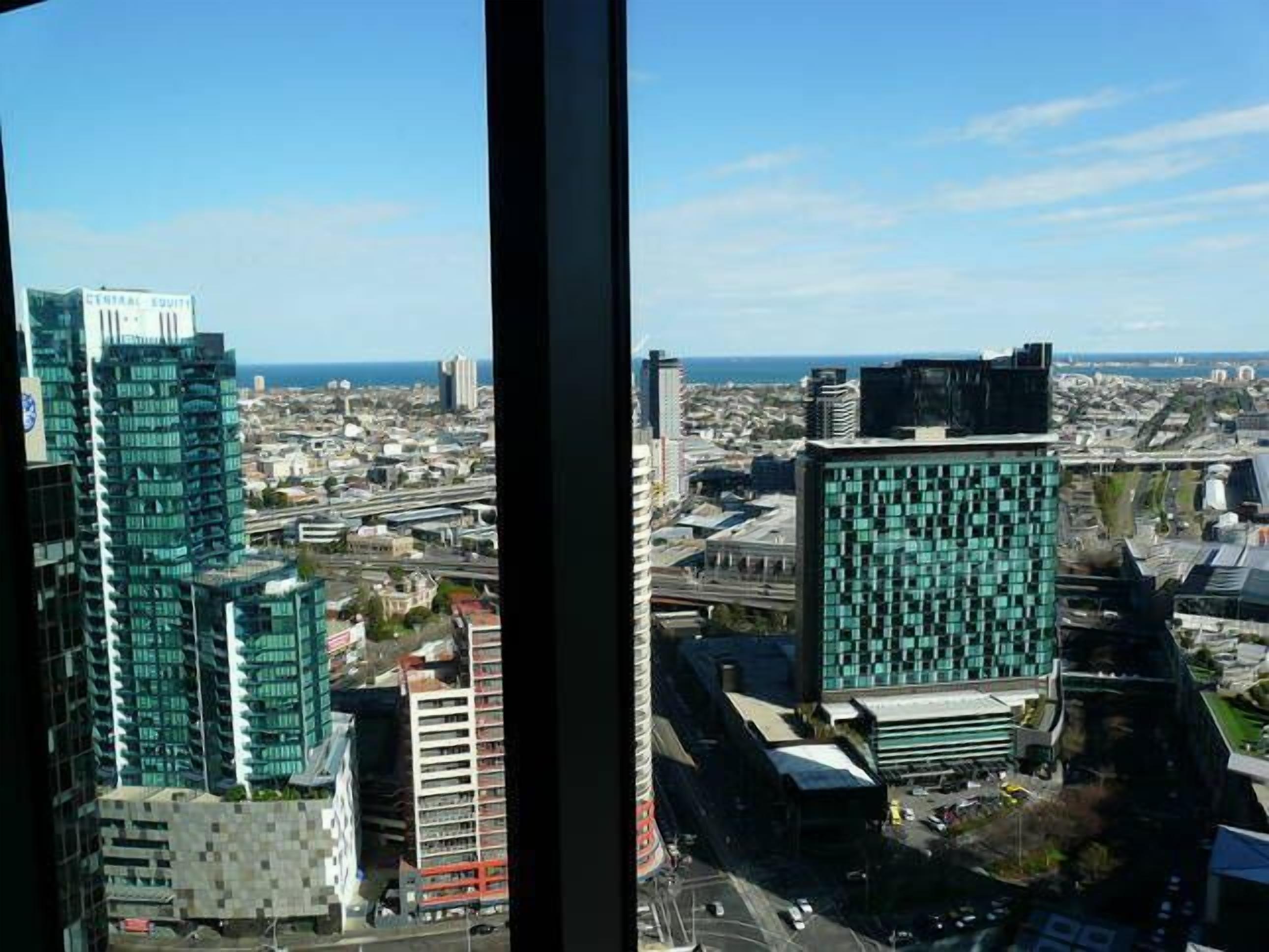 Luxury Apt in Southbank — image 15