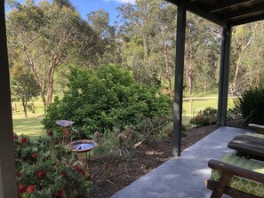 Outdoor dining - Castella Country Retreat- Rustic Charm in the Heart of Yarra Valley Wine Country (Castella)