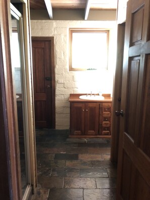 Bathtub, hair dryer, soap, toilet paper - Castella Country Retreat- Rustic Charm in the Heart of Yarra Valley Wine Country (Castella)