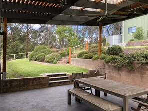 Outdoor dining - Castella Country Retreat- Rustic Charm in the Heart of Yarra Valley Wine Country (Castella)
