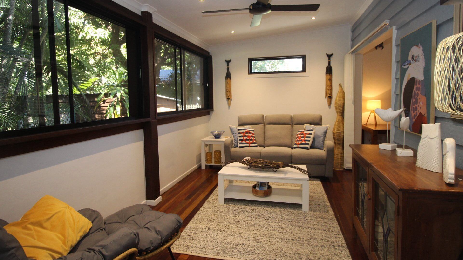 Flatscreentelevisie en een dvd-speler