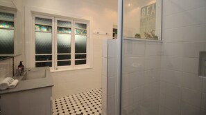 Badewanne und Dusche (separat), kostenlose Toilettenartikel