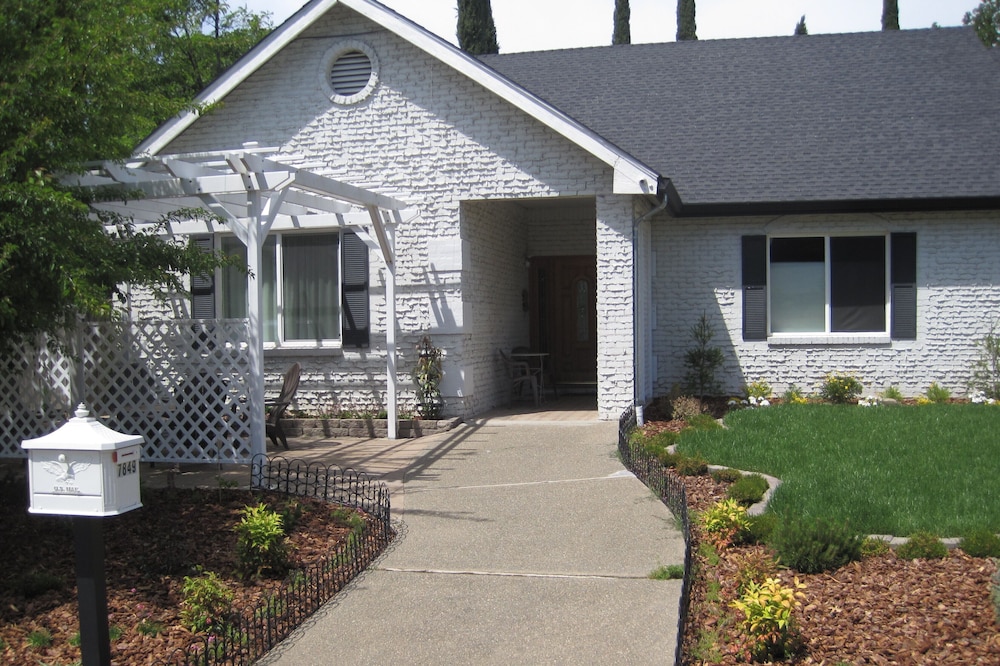 Beautiful 2 Bedroom Suite and Bath W/Private Entrance "A"