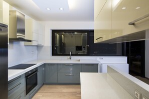 ثلاجة، فرن، غسالة أطباق، ماكينة لصنع القهوة/الشاي