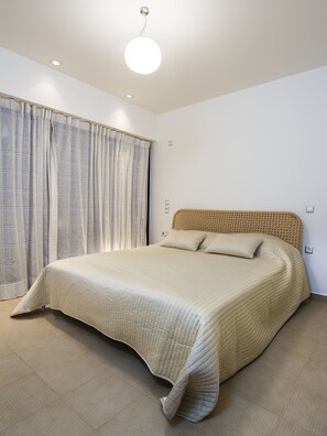 6 bedrooms, desk, soundproofing, iron/ironing board - A Hidden Sanctuary In Athens Riviera-Saronida (Saronida)