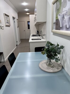 Fridge, microwave, oven, electric kettle - Silver Earth Accommodation (Broken Hill)