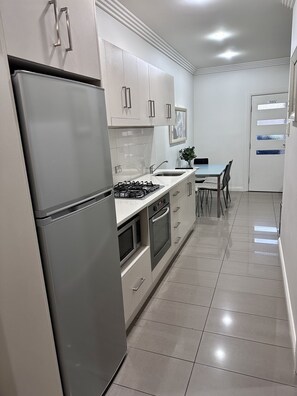 Réfrigérateur, micro-ondes, four, bouilloire électrique