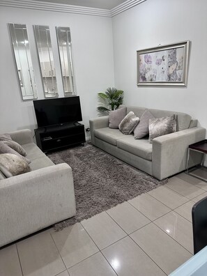 TV - Silver Earth Accommodation (Broken Hill)