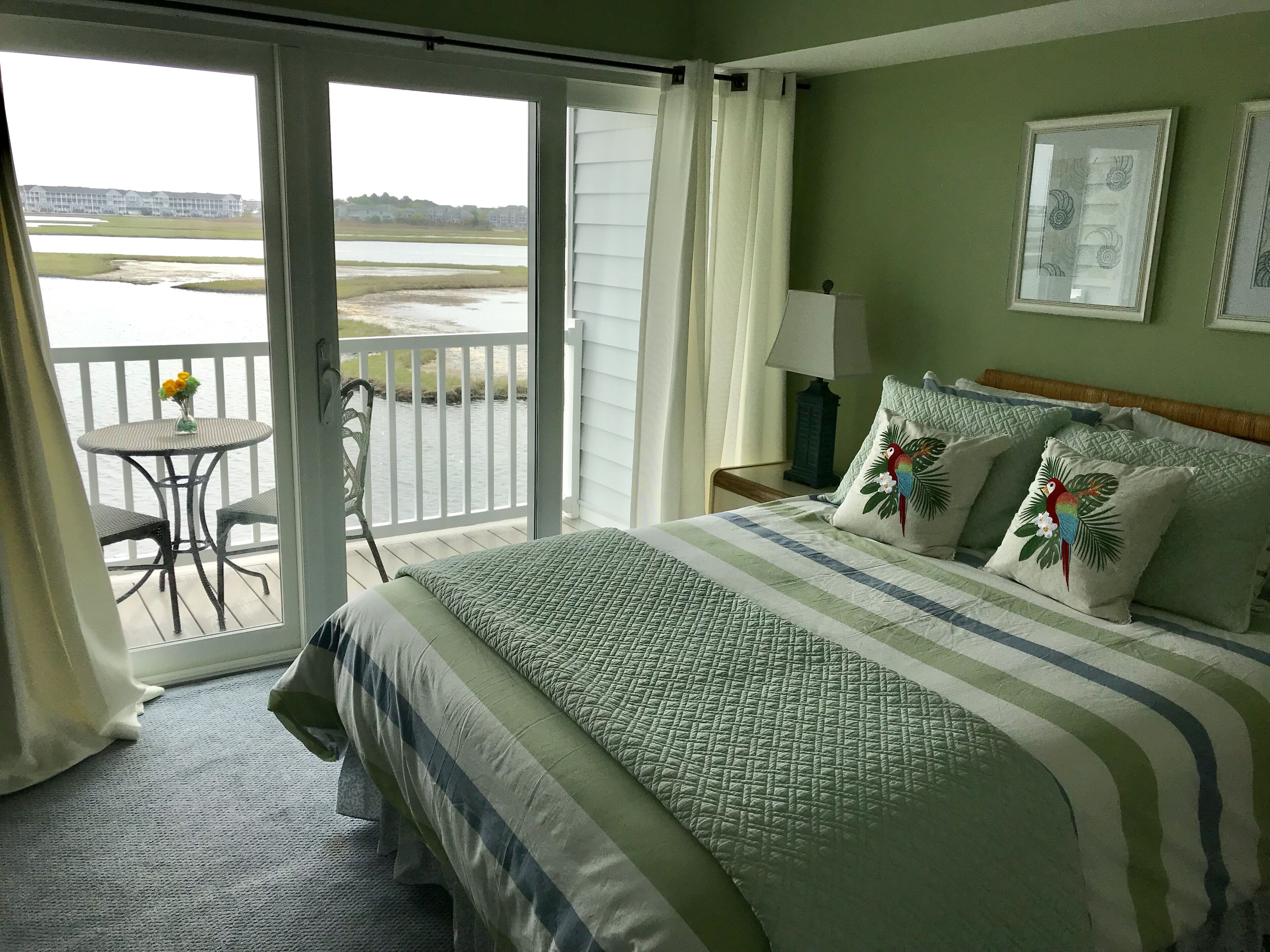 Families! Waterfront 3 BR (sleeps 6),huge kitchen, .9 mi to beach