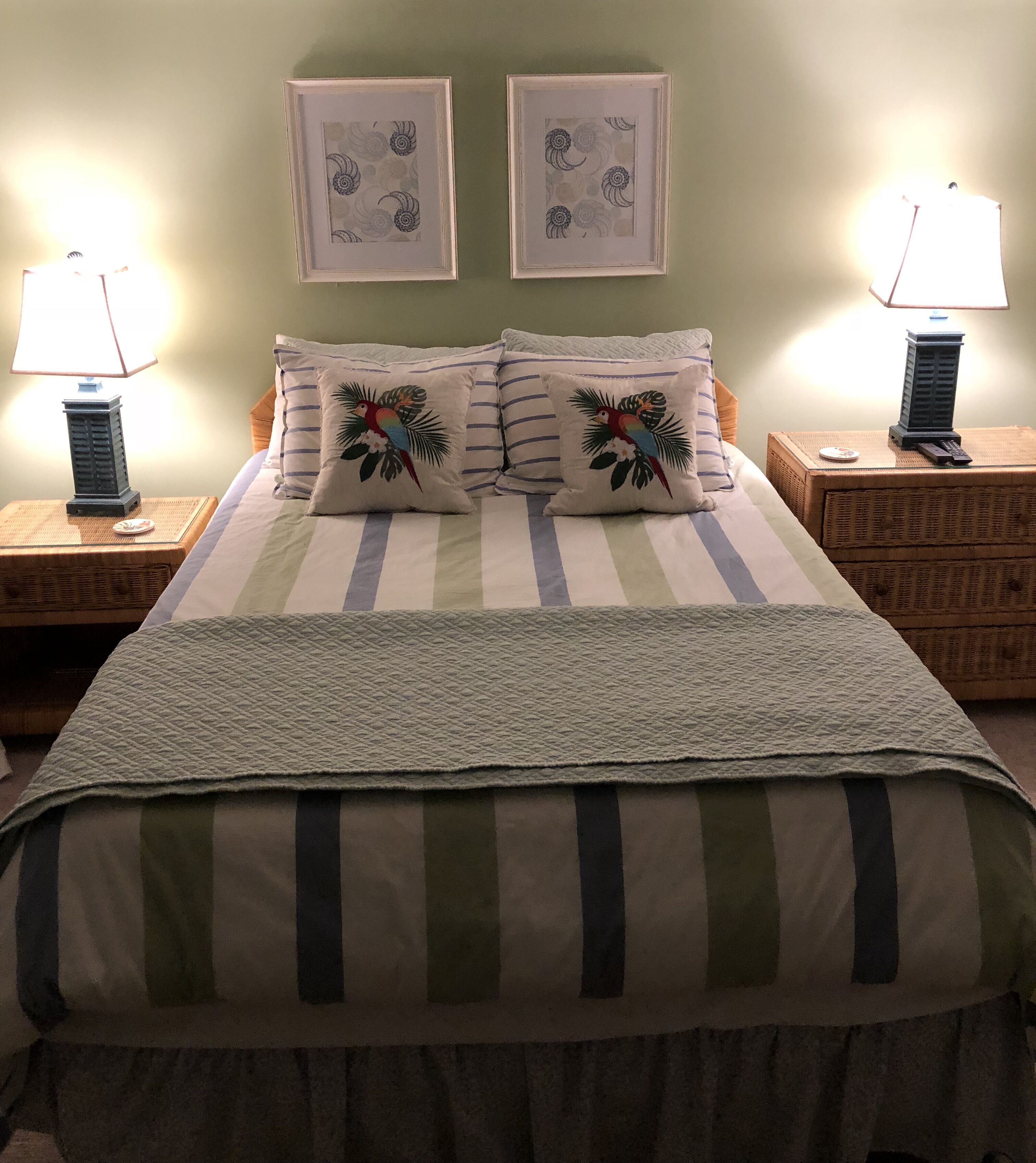 Families! Waterfront 3 BR (sleeps 6),huge kitchen, .9 mi to beach