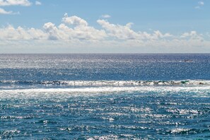 Na praia, espreguiçadeiras, toalhas de praia 