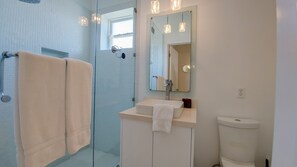 Douche, sèche-cheveux, serviettes fournies
