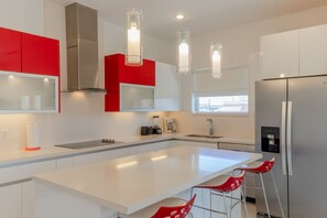 Kylskåp, mikrovågsugn, ugn och spishäll